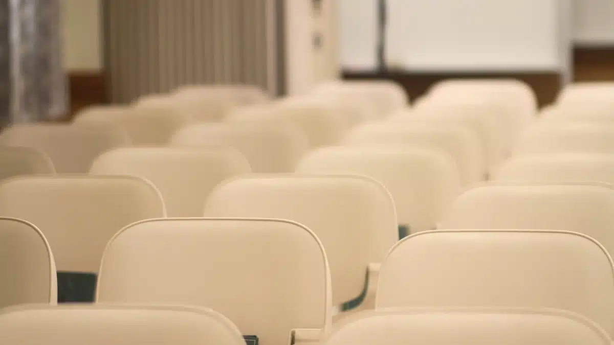 5 tipos de cadeiras confortáveis para igrejas