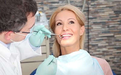 Uma mulher visitando o dentista