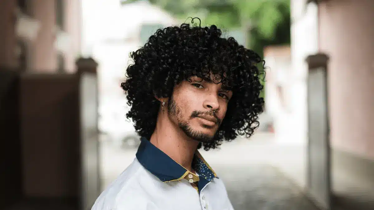 Cabelo cacheado masculino