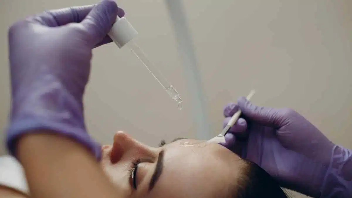 Tudo o que você precisa saber sobre os ácidos faciais e como utilizar