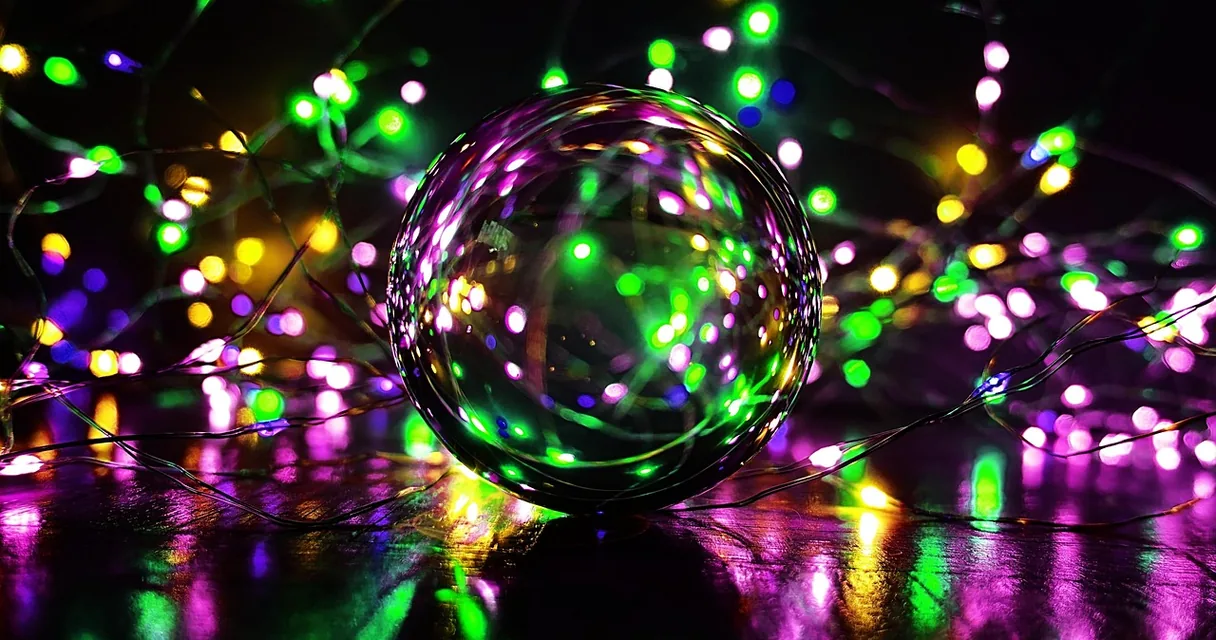 Luzes coloridas desfocadas ao redor de uma esfera de vidro, ilustrando o que significa vibe