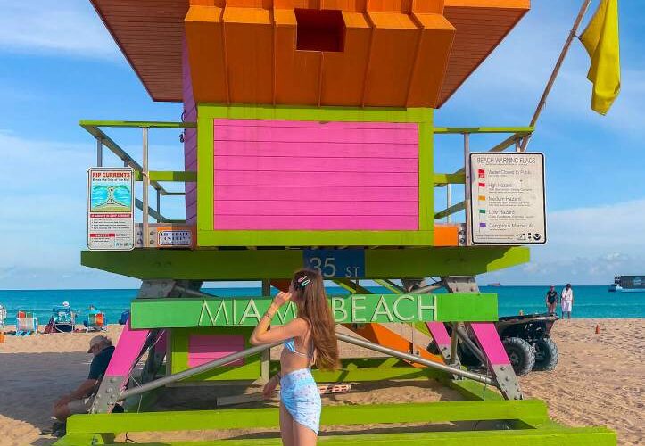 Posto de salva-vidas colorido em Miami Beach, Flórida.