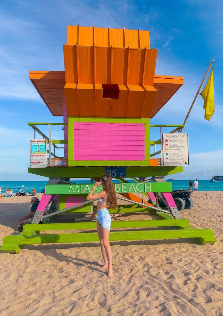 Posto de salva-vidas colorido em Miami Beach, Flórida.