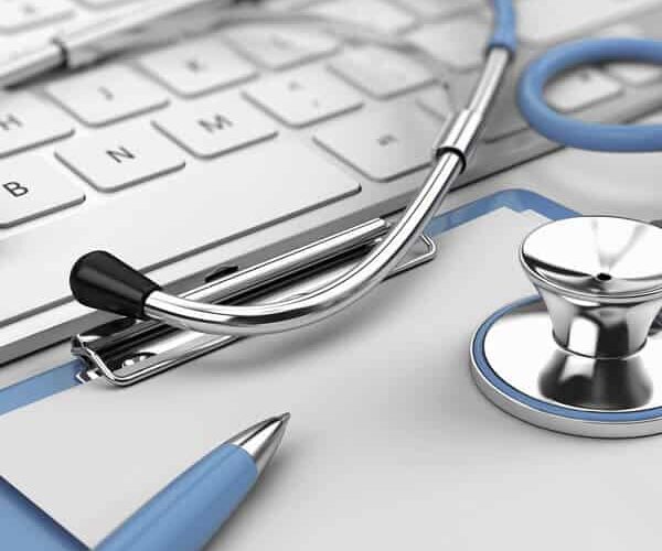 mesa de um especialista em marketing de saúde