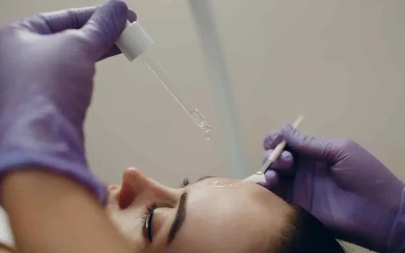 Tudo o que você precisa saber sobre os ácidos faciais e como utilizar