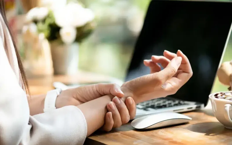 Como aliviar dores nas articulações das mãos