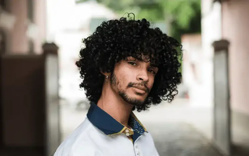 Cabelo cacheado masculino