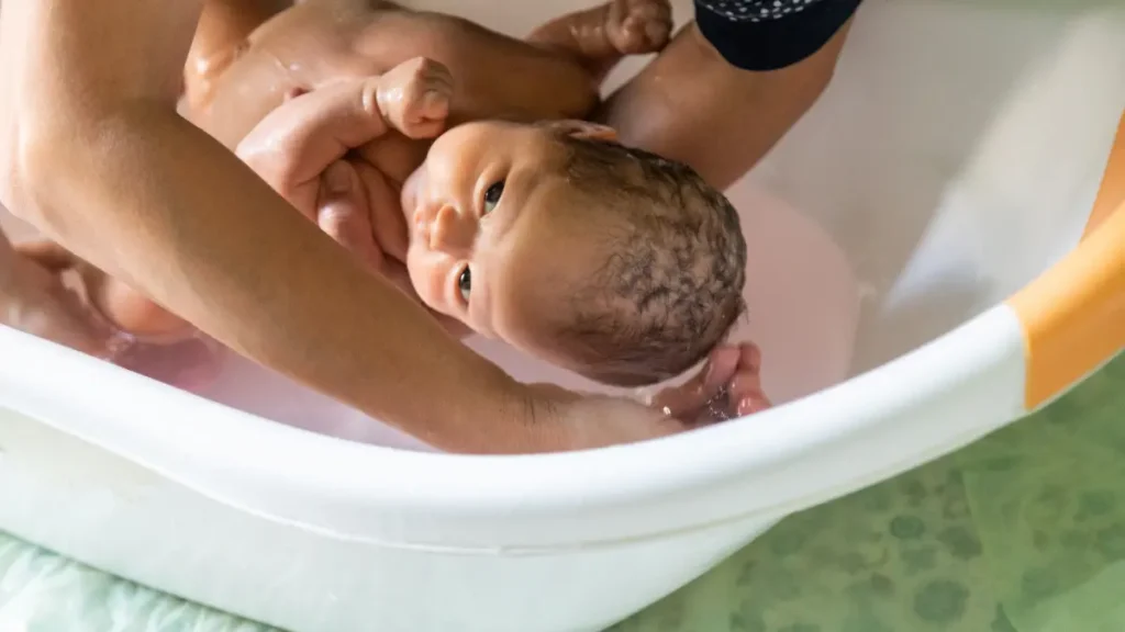 Como dar o primeiro banho do bebê recém-nascido