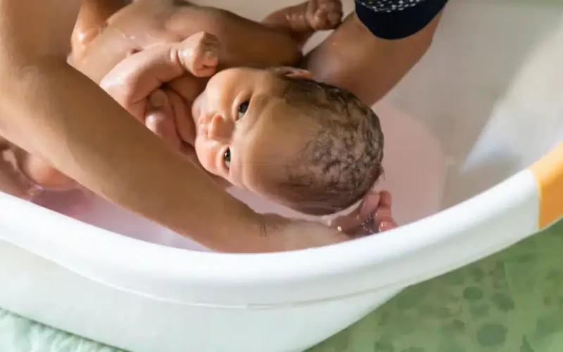 Como dar o primeiro banho do bebê recém-nascido
