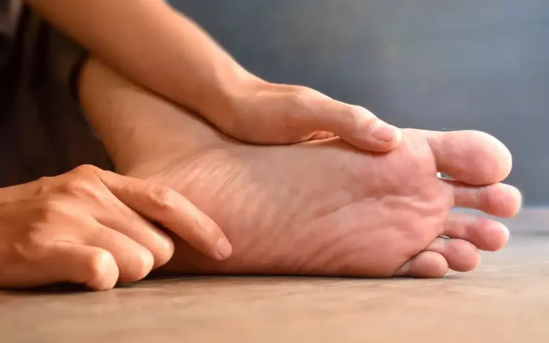 Como curar tendinite do pé