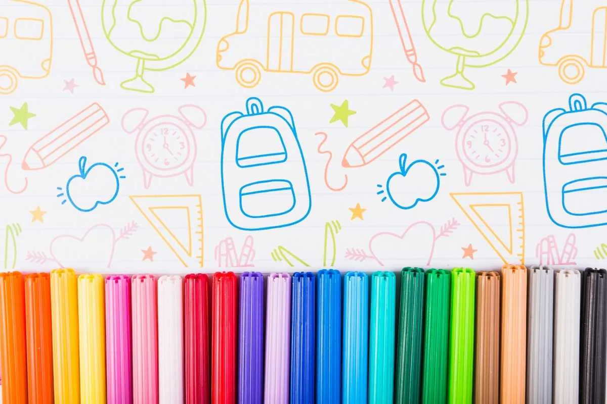 Hobby para relaxar: colorir desenhos com canetinhas vira tendência