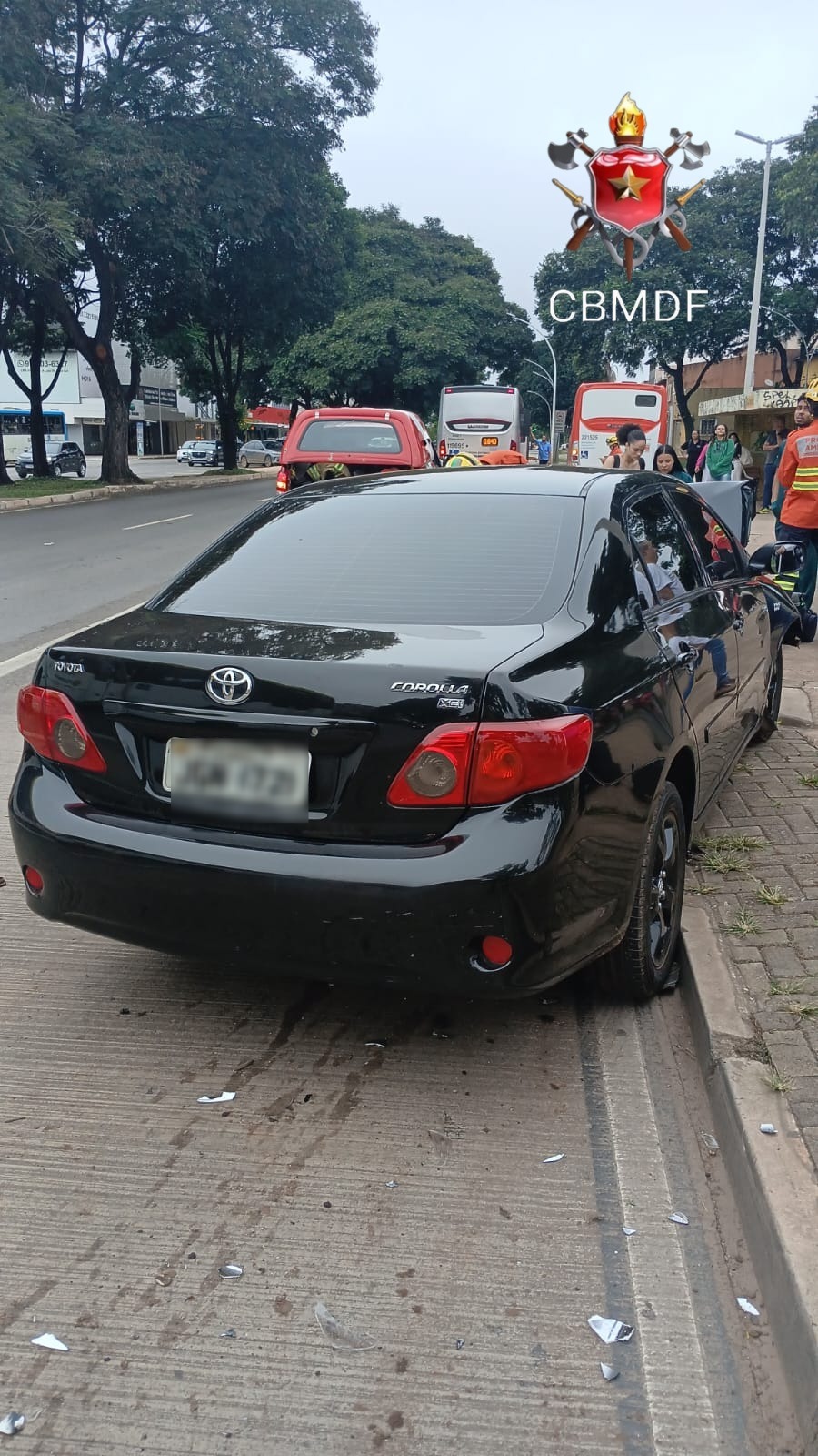 Acidente na Asa Sul fere dois em colisão com ônibus
