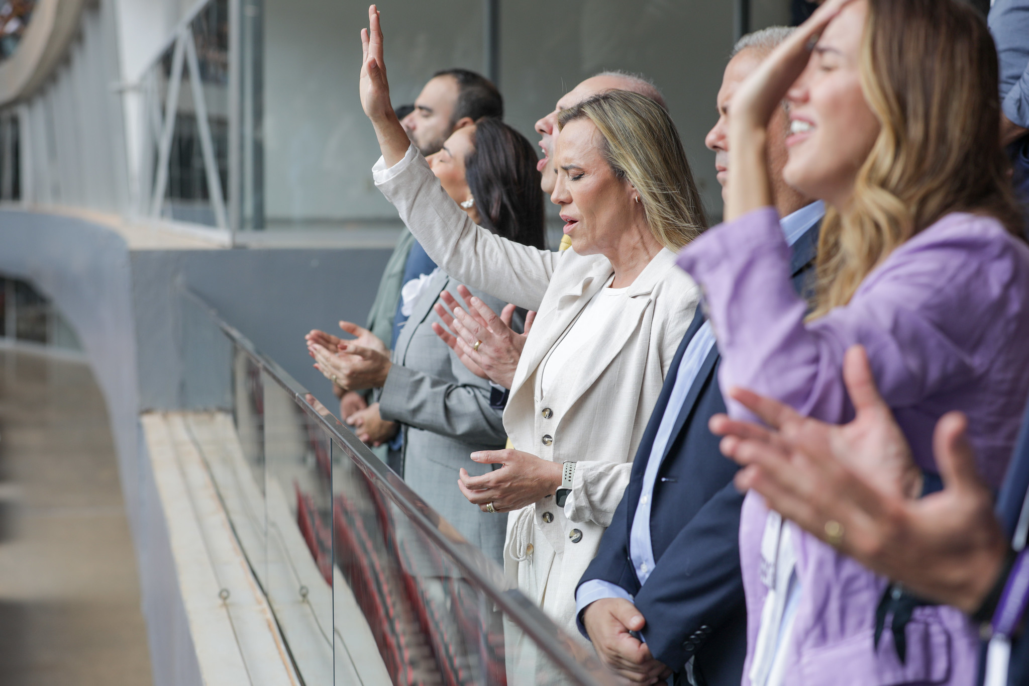 Celina Leão se emociona em culto da Sexta-feira Santa
