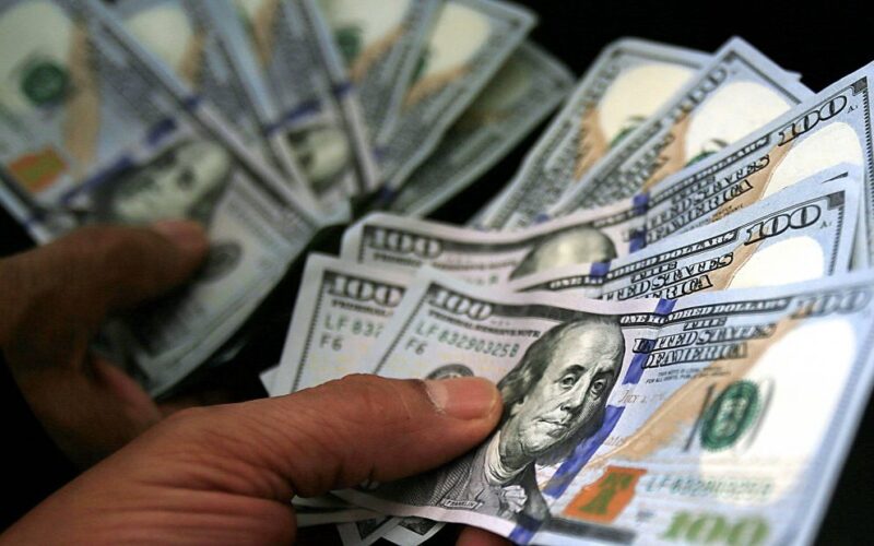 Dólar cai após Trump sinalizar acordo com Irã