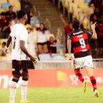 Flamengo vence Vitória e segue 100% na Copa do Brasil