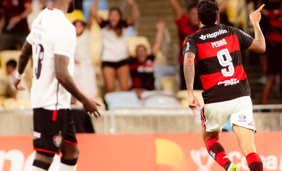 Flamengo vence Vitória e segue 100% na Copa do Brasil