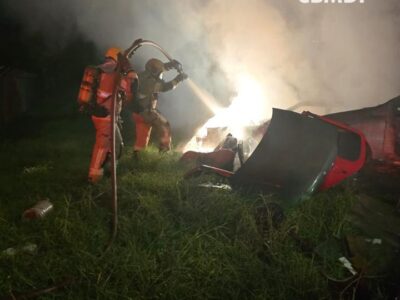 Incêndio atinge carcaças de veículos na Estrutural, DF