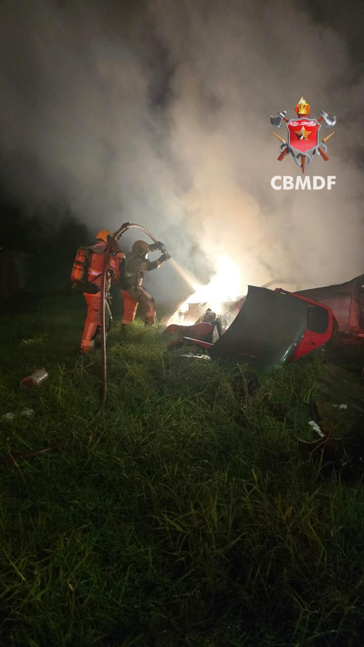 Incêndio atinge carcaças de veículos na Estrutural, DF