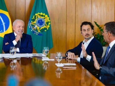 Lula promete entregar faixa a sucessor em 2026