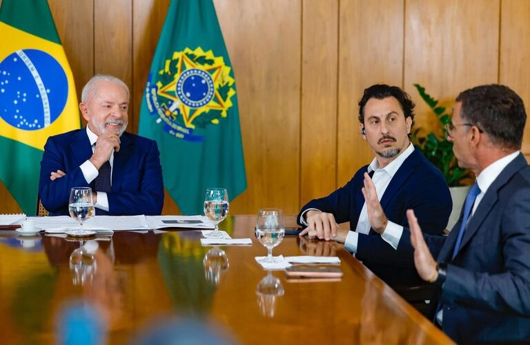 Lula promete entregar faixa a sucessor em 2026