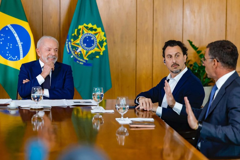 Lula promete entregar faixa a sucessor em 2026