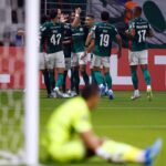 Palmeiras vence com retranca e segue líder invicto