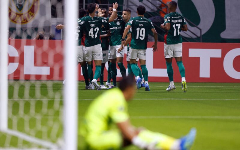 Palmeiras vence com retranca e segue líder invicto
