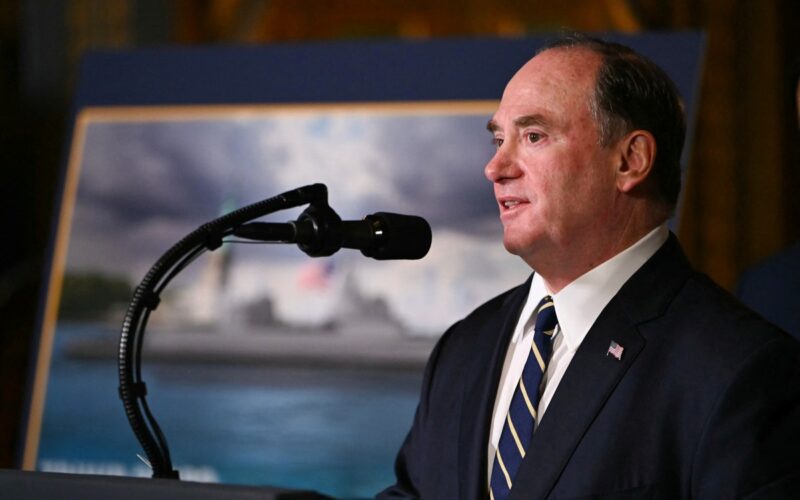 Pentágono anuncia saída imediata de secretário da Marinha