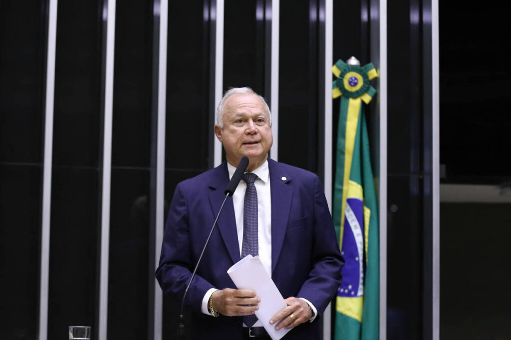 Relator aprova PEC 6x1 com transição gradual