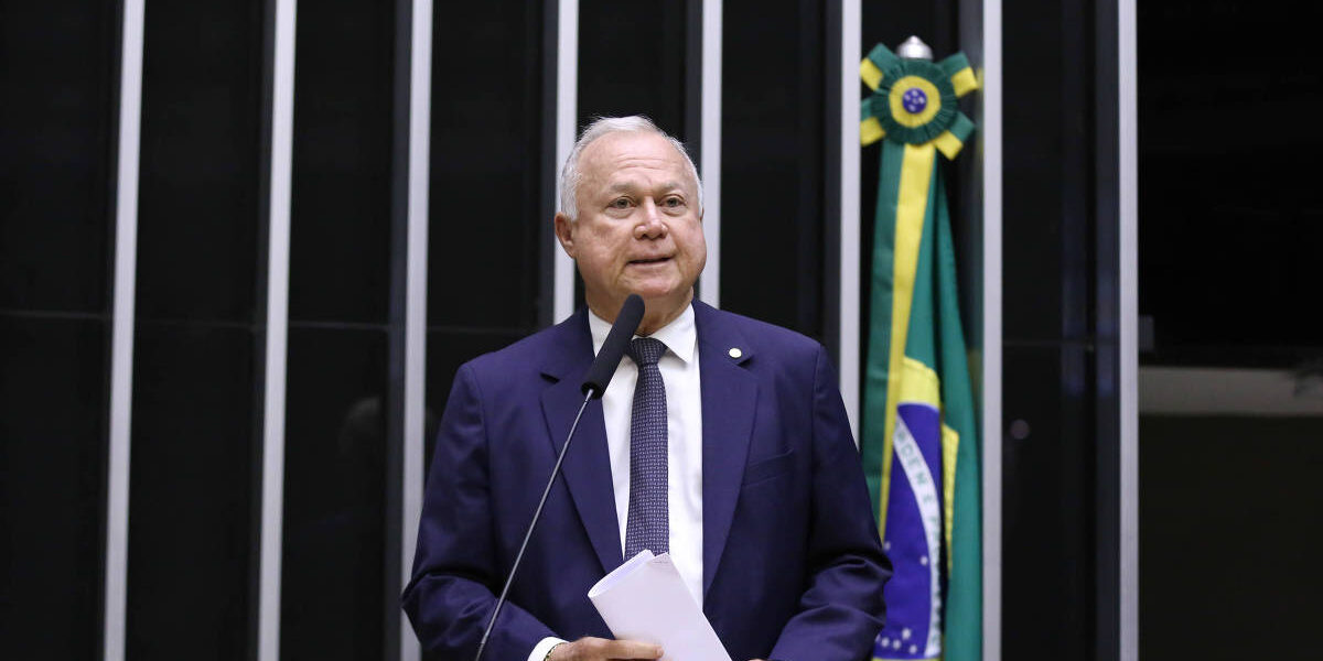 Relator aprova PEC 6×1 com transição gradual