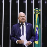 Relator aprova PEC 6x1 com transição gradual