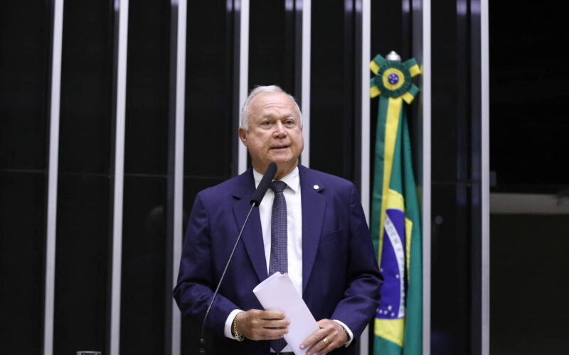 Relator aprova PEC 6x1 com transição gradual