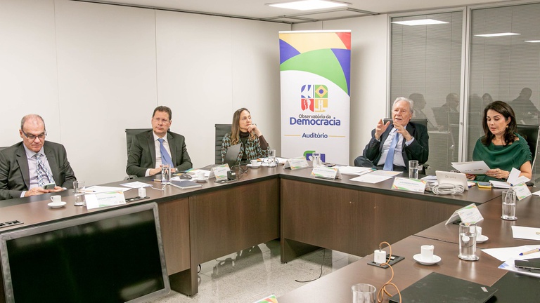 AGU aprova guia sobre IA para eleições responsáveis