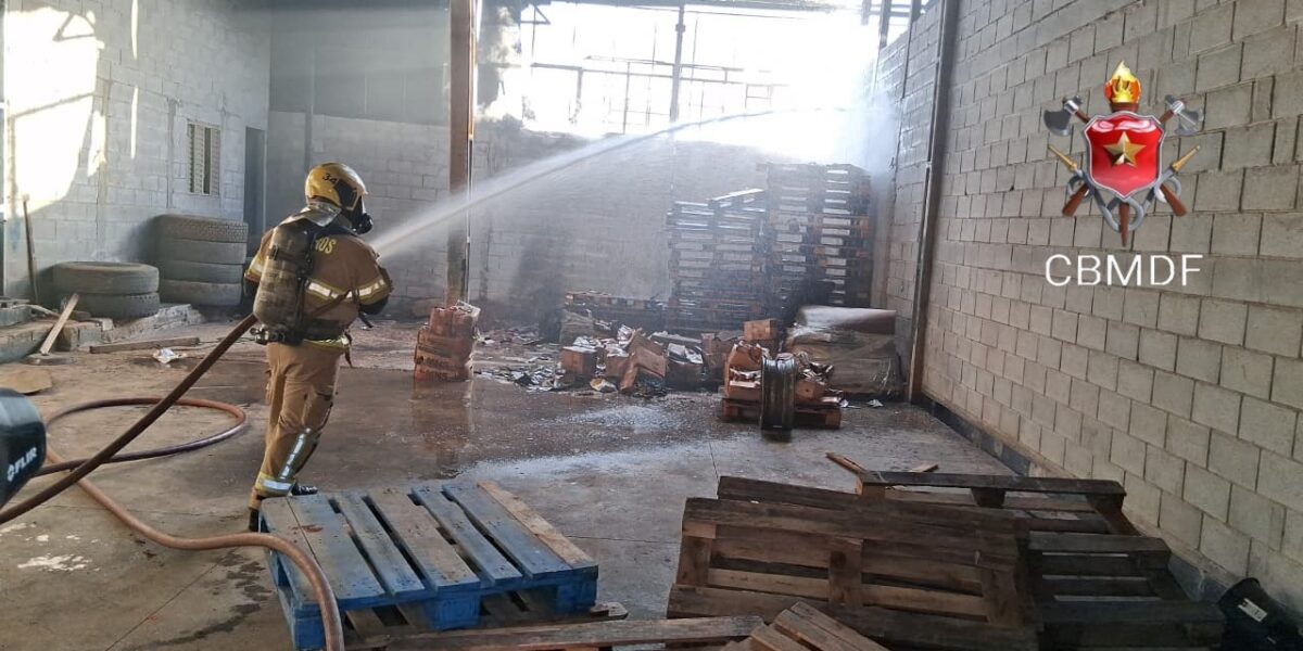 Bombeiros controlam incêndio em galpão em Ceilândia