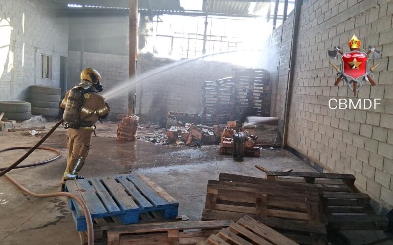 Bombeiros controlam incêndio em galpão em Ceilândia