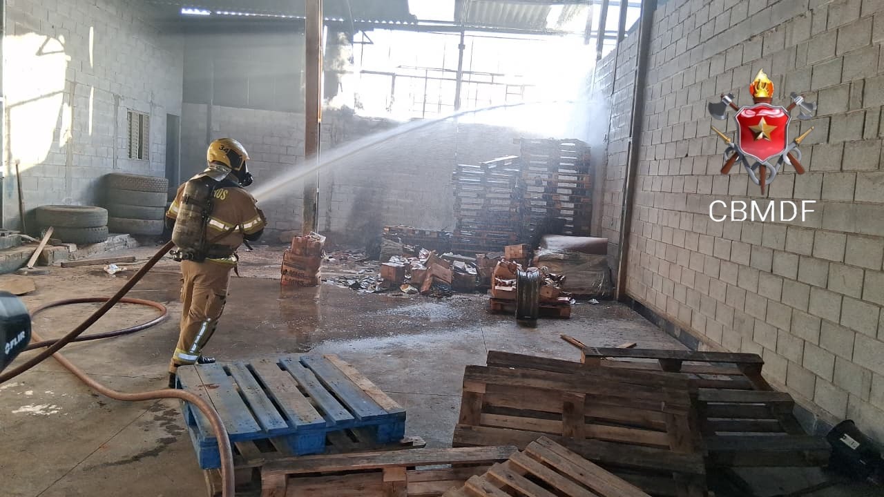 Bombeiros controlam incêndio em galpão em Ceilândia