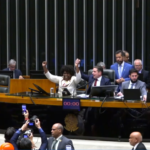 Câmara aprova fim da escala 6x1; PEC segue para o Senado