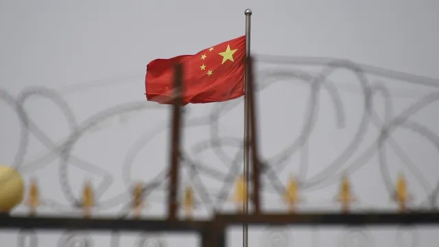 China condena à morte com sursis dois ex-ministros da Defesa