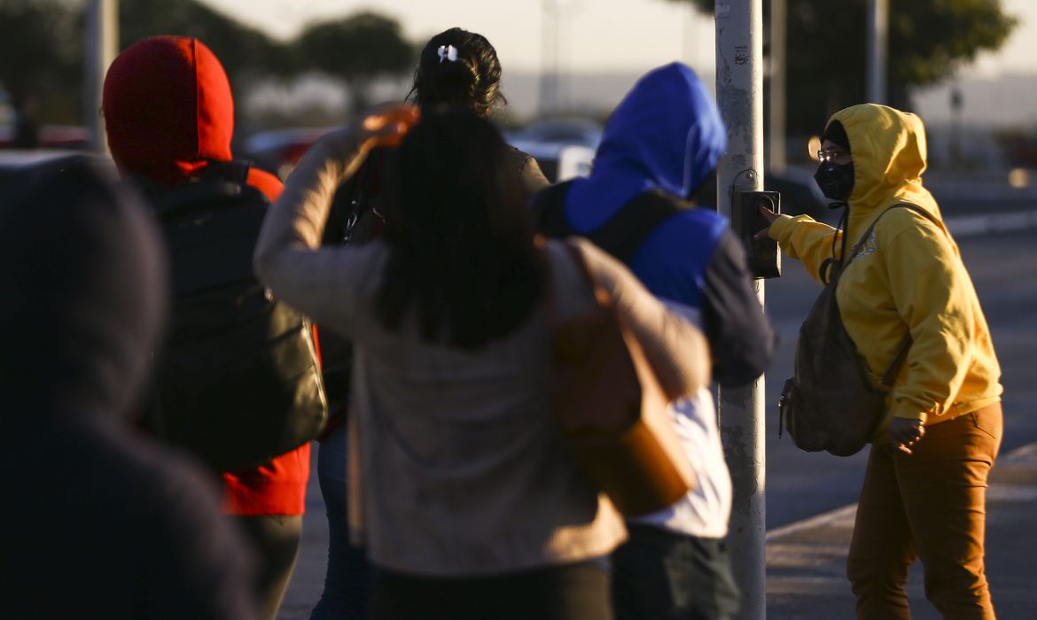Frente fria traz temporais e queda de temperatura ao Sul do Brasil