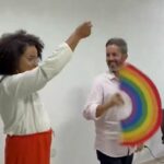 Grass aprende arte do leque com travesti em campanha