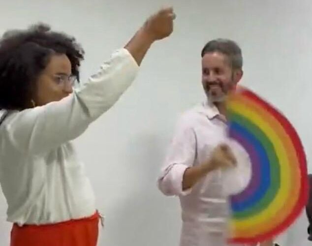 Grass aprende arte do leque com travesti em campanha