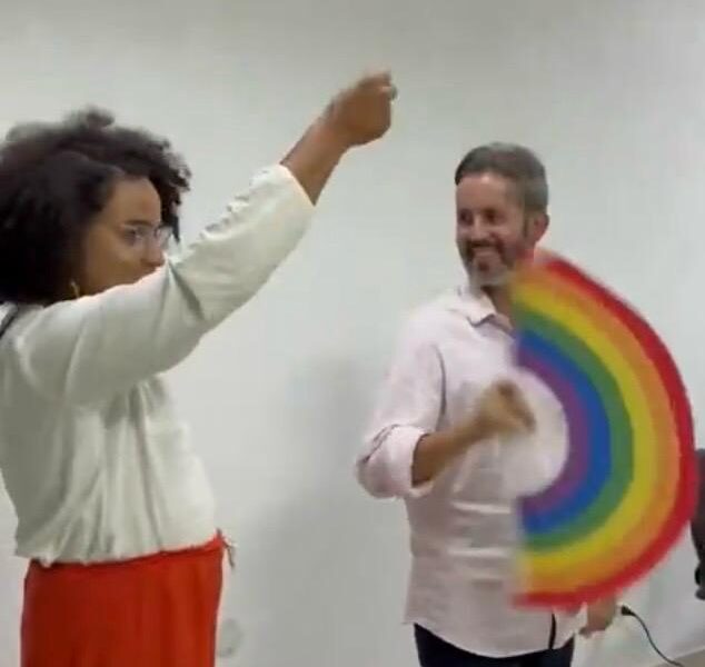 Grass aprende arte do leque com travesti em campanha