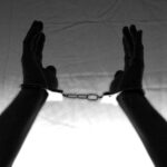Homem mata o próprio pai a pauladas e é preso em GO