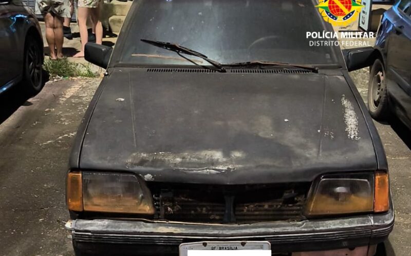 Homem preso por tentar furtar carro com guincho