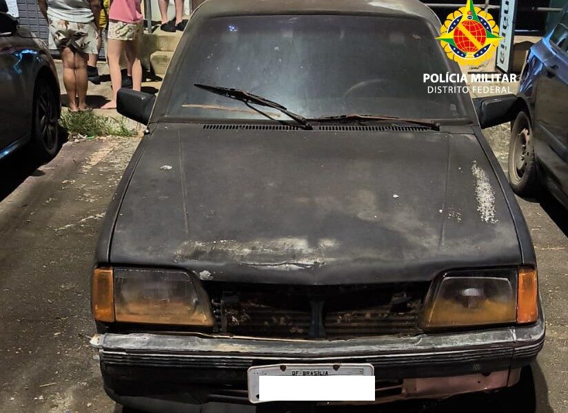 Homem preso por tentar furtar carro com guincho