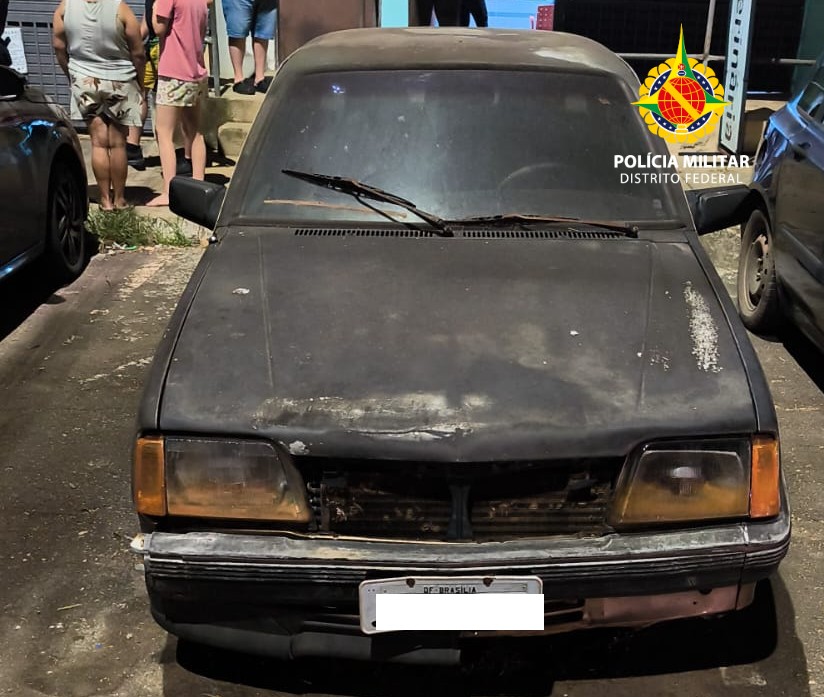 Homem preso por tentar furtar carro com guincho
