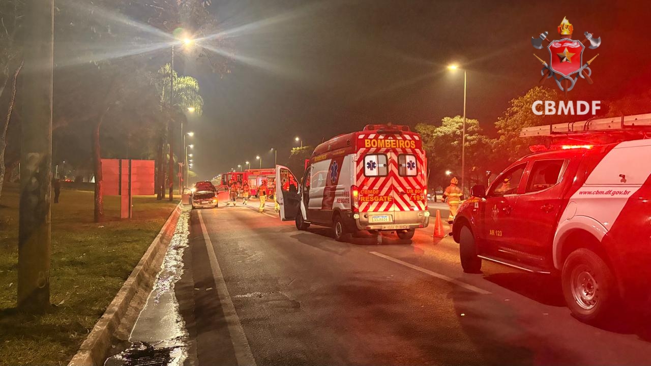 Incêndio em carro interdita Eixão Sul; trânsito é desviado