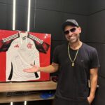 Rifa da camisa do Flamengo ajuda a construir casa de Dona Rosi