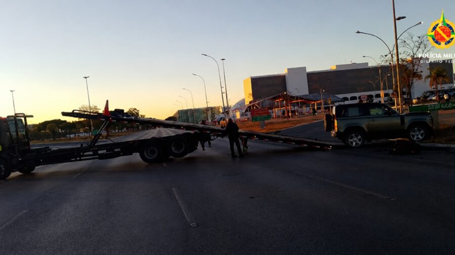 Motorista embriagada bate Land Rover e derruba poste em Brasília