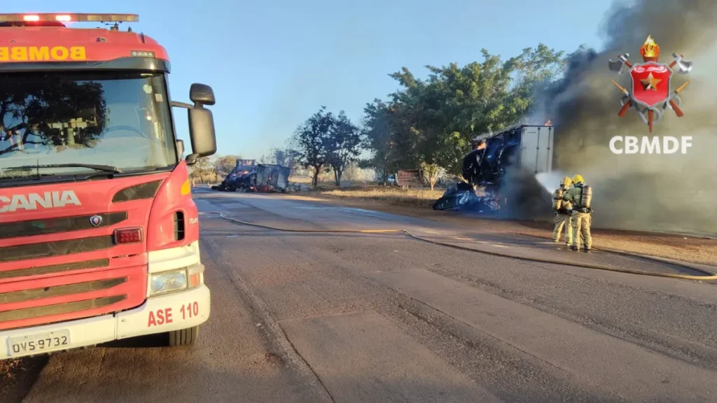 Incêndio em carretas de algodão interdita DF-130 no km 52